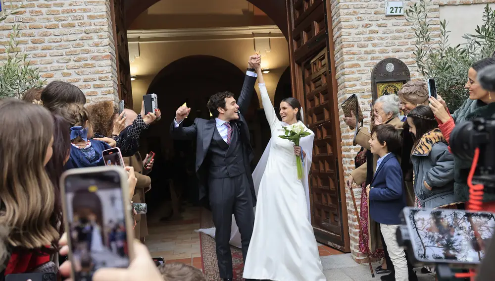 Ters y Paula Cristóbal a la salida de la iglesia en su boda.