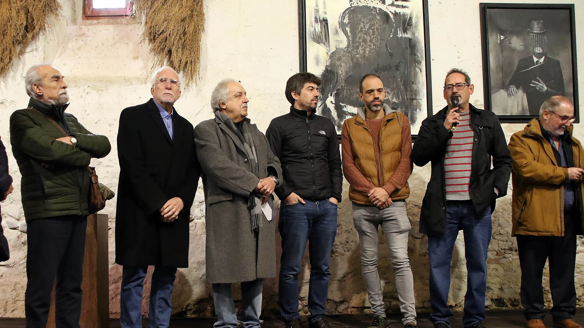 El escritor Luis Mateo Díez asiste a la exposición ‘Luis Mateo Díez en el desván’, que el Instituto Leonés de Cultura presenta en La Panera del monasterio de Santa María de Sandoval