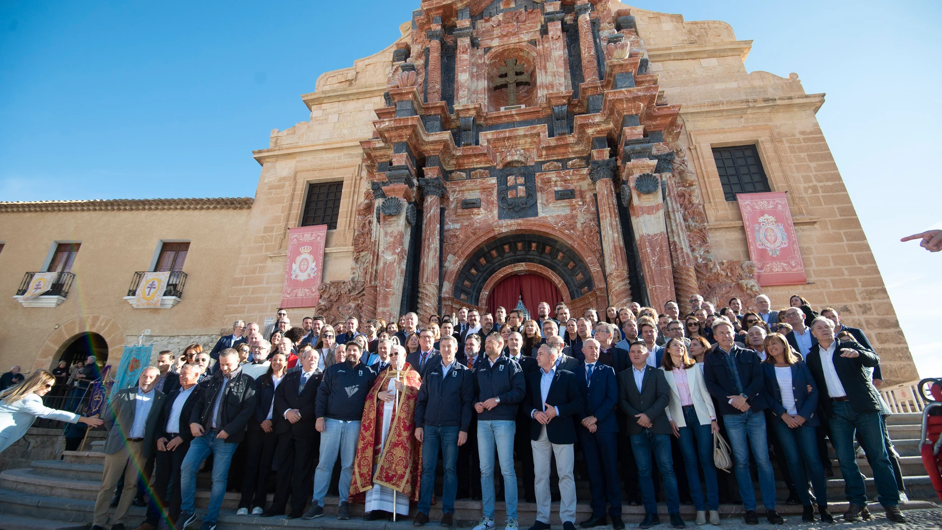 Foto de familia durante un acto litúrgico en la Basílica de la Vera Cruz, a 23 de noviembre de 2024, en Caravaca de la Cruz, Región de Murcia (España). Tras su visita a la Basílica con motivo del Año Jubilar, Feijóo visita el Museo de los Caballos del Vino y participa en un acto con afiliados y simpatizantes. 23 NOVIEMBRE 2024;PP;PARTIDO POPULAR;VISITA;JUBILAR DIMA / Europa Press 23/11/2024