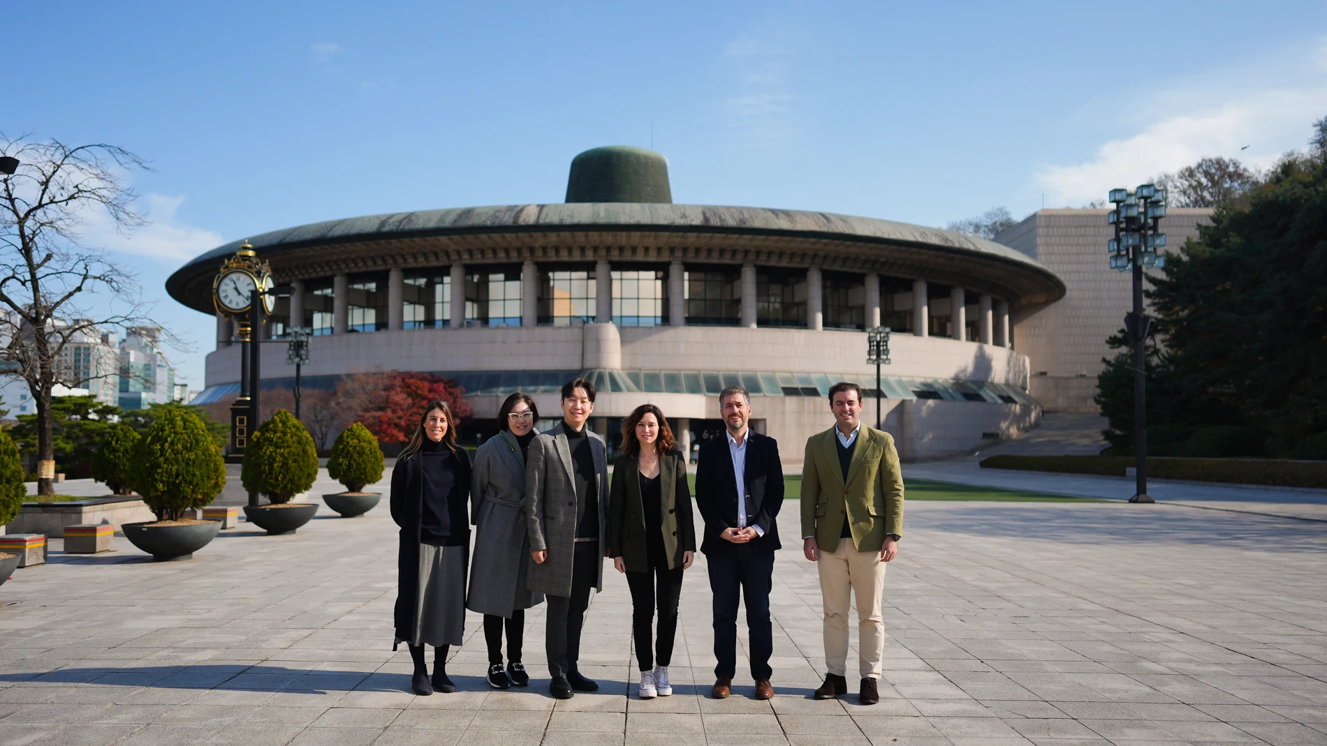 SEÚL (COREA DEL SUR), 23/11/2024.- La presidenta de la Comunidad de Madrid, Isabel Díaz Ayuso, en la primera jornada del viaje institucional que está realizando a Corea del Sur, ha visitado las instalaciones del Seoul Arts Center, donde la jefa del Ejecutivo autonómico ha presentado el Ballet Español de la Comunidad de Madrid. EFE/Comunidad de Madrid *****SOLO USO EDITORIAL/SOLO DISPONIBLE PARA ILUSTRAR LA NOTICIA QUE ACOMPAÑA (CRÉDITO OBLIGATORIO) *****