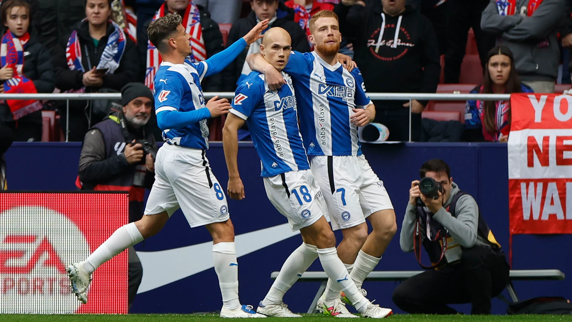 MADRID, 23/11/2024.-Jon Guridi del Alavés celebra su gol contra el Atlético de Madrid, durante el partido de la jornada 14 de LaLiga en el estadio Riyadh Air Metropolitano en Madrid.-EFE/ Javier Lizón