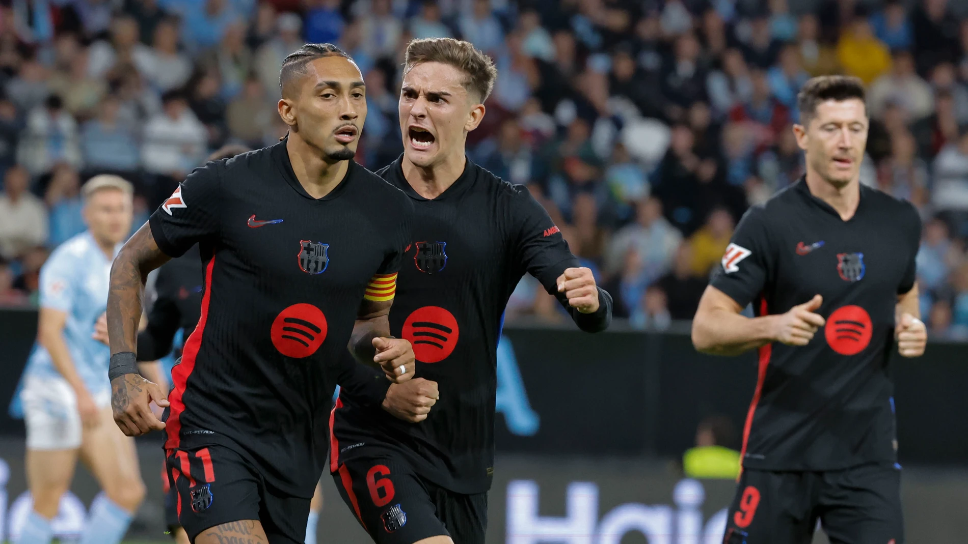 Vigo (Pontevedra), 23/11/2024.- Los jugadores del FC Barcelona, el brasileño Raphinha (i) y Gavi, tras conseguir el primer gol del equipo barcelonista durante el encuentro correspondiente a la jornada 14 de Laliga EA Sports que disputan hoy sábado Celta y FC Barcelona en el estadio Balaidos de Vigo. EFE / Emilio Lavandeira.