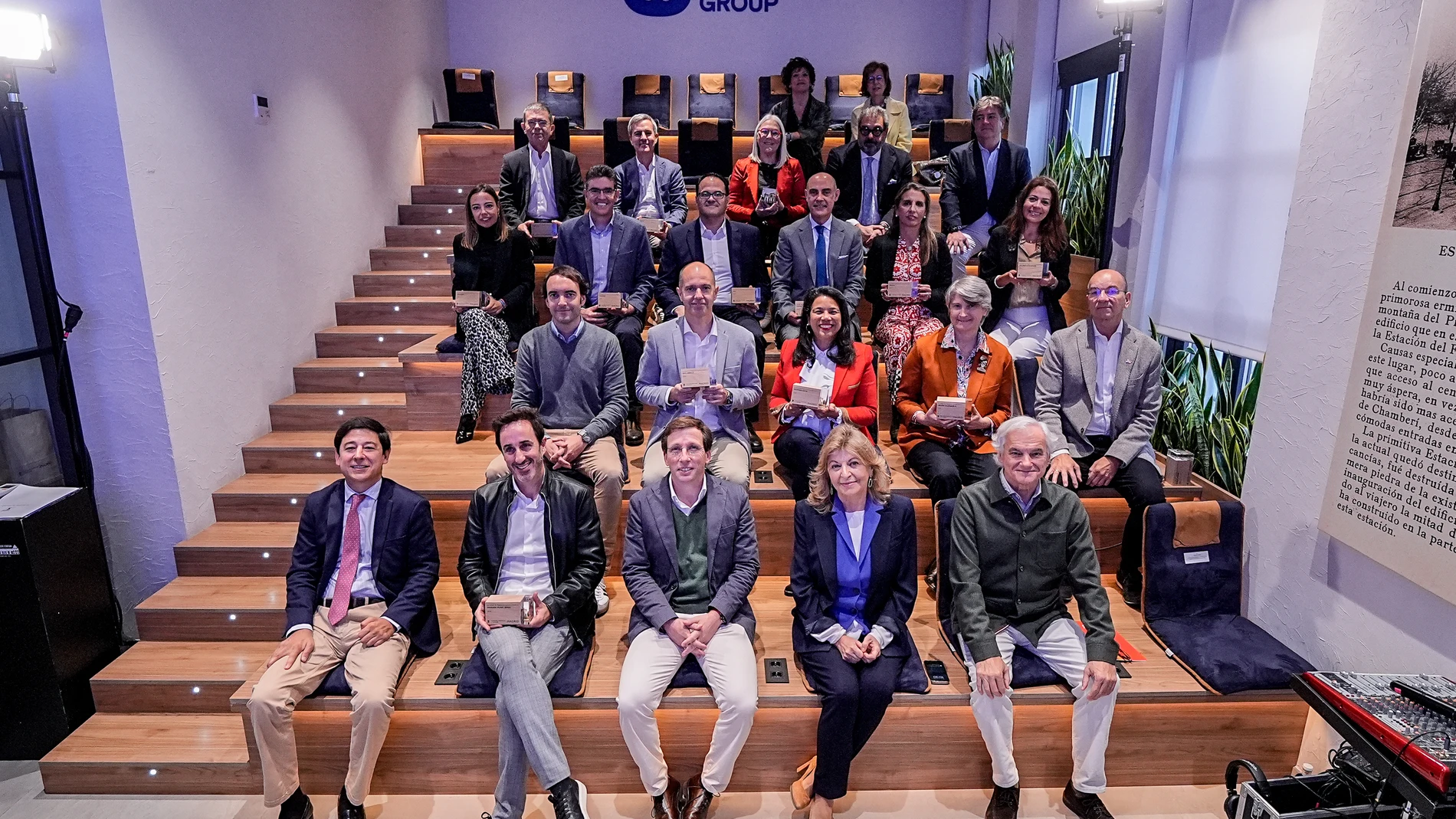 Almeida reconoce la aportación al desarrollo económico de profesionales y empresas extranjeros asentados en Madrid