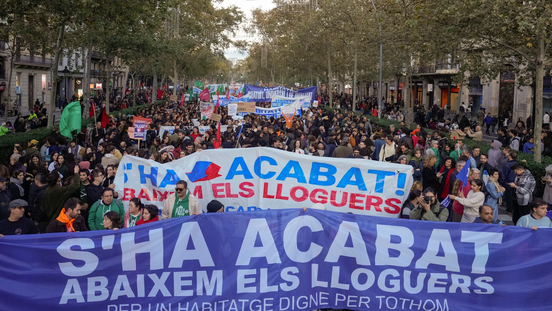 -FOTODELDIA- BARCELONA, 23/11/2024.-Vista de la manifestación para exigir una bajada de los alquileres y en defensa del derecho a la vivienda, bajo el lema 'S'ha acabat' (Se ha terminado), que cuenta con el apoyo de más de 4.000 organizaciones, este sábado en Barcelona.- EFE/ Enric Fontcuberta