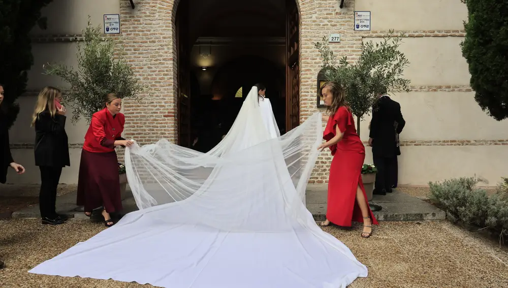 Detalle capa y velo del vestido de novia de Paula Cristóbal.