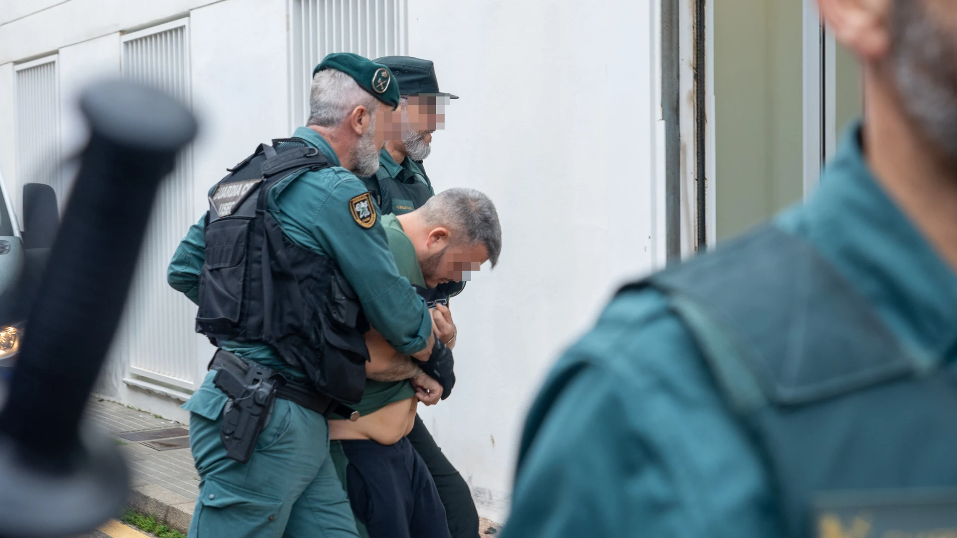 Uno de los detenidos llegando al juzgado de Barbate