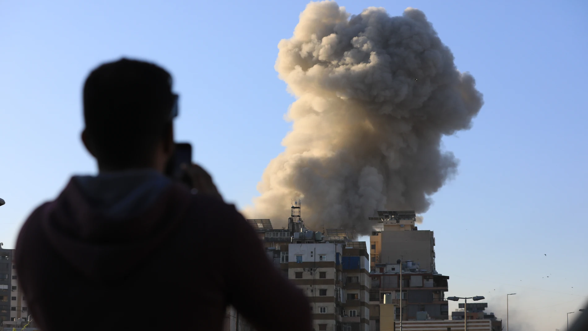 BEIJING, Nov. 17, 2024 -- This photo shows the smoke caused by Israeli airstrikes in the southern suburb of Beirut, Lebanon, on Nov. 15, 2024. Israeli warplanes raided the Ghobeiry area in Beirut's southern suburbs on Friday morning, shortly after the Israeli army spokesman issued a warning to evacuate several buildings in the area. Europa Press/Contacto/stringer 15/11/2024 ONLY FOR USE IN SPAIN