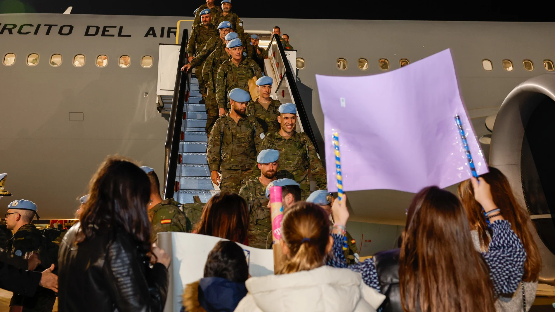 ZARAGOZA, 24/11/2024.- El último contingente de la Brigada Aragón que permanecía en el Líbano regresa a España esta noche después de un despliegue de seis meses en la línea de separación entre ese país e Israel, la zona conocida como 'Blue Line', donde han realizado tareas de patrullaje y vigilancia en coordinación con el ejército libanés. En la imagen, familiares y amigos reciben al contingente a su llegada anoche al Aeropuerto de Zaragoza. EFE/Ministerio de Defensa/Rubén Somonte *****SOLO ...