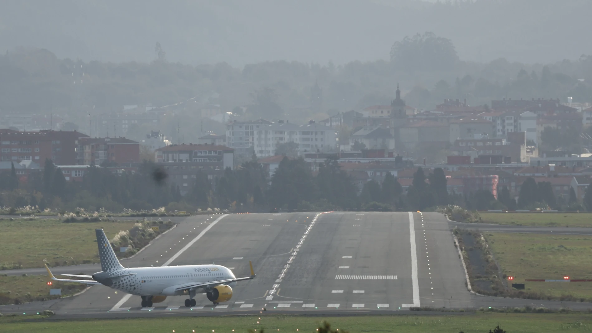 BILBAO, 24/11/2024.- Un avión se prepara para despegar del aeropuerto de Bilbao Loiu, Bizkaia, donde algún vuelo ha sido cancelado por las fuertes rachas de viento causadas por las condiciones meteorológicas en el norte del país. La Agencia Estatal de Meteorología (AEMET) mantiene hoy en alerta nivel naranja (riesgo importante) a Asturias, Cantabria, Castilla y León, Galicia y Navarra y, en nivel amarillo (riesgo), a Andalucía, Aragón, Canarias, Cataluña, Extremadura, País Vasco y La Rioja, p...