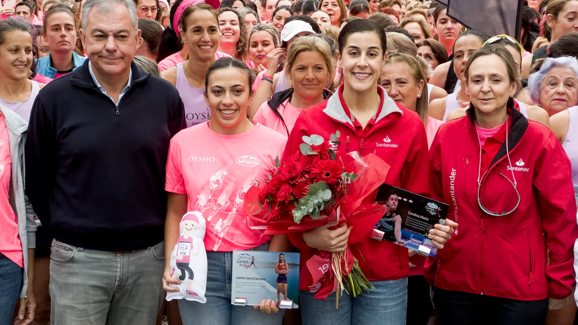 SEVILLA, 24/11/2024.- Carolina Marín ha apadrinado la Carrera de la Mujer de Sevilla que ha reunido este domingo a más de 7.000 personas. EFE/David Arjona