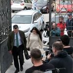 Catherine S.B., ayer, a su llegada a la Audiencia de A Coruña antes der ser considerada no culpable. 