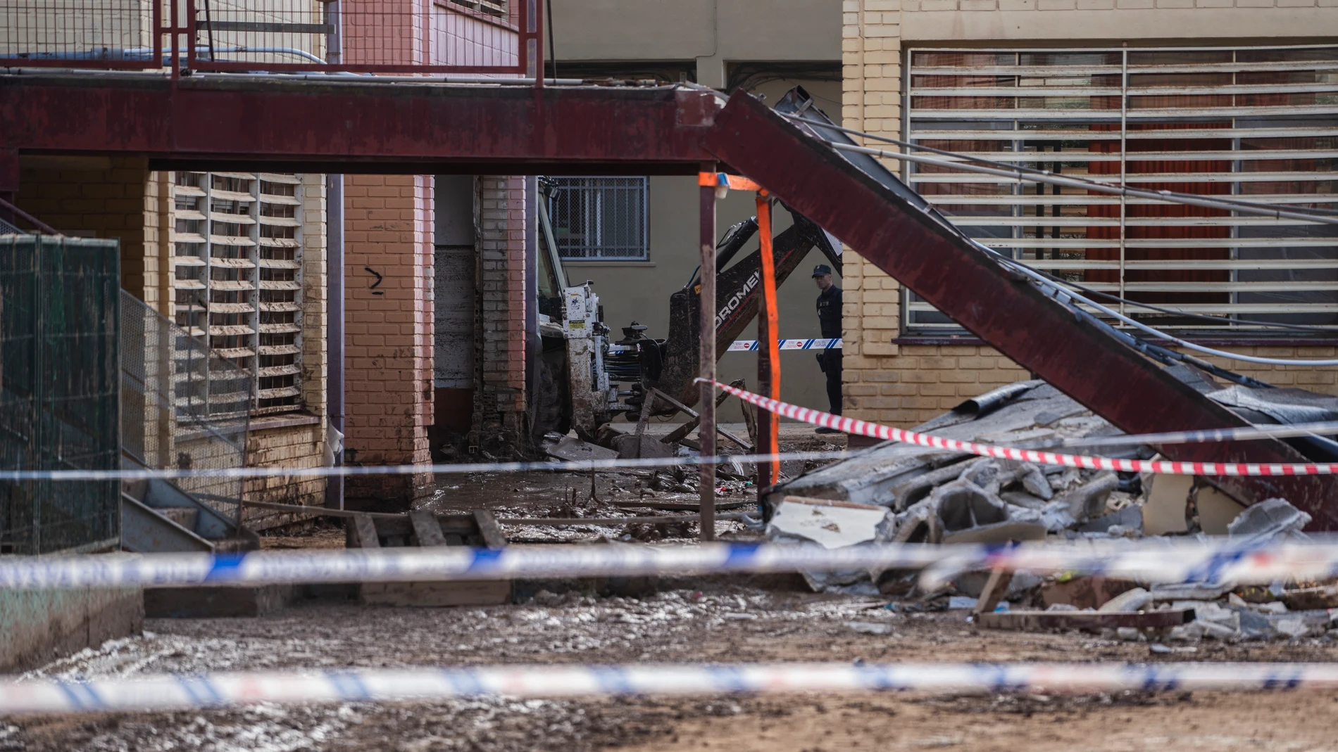 El colegio Luis Vives tras el derrumbe del porchado, a 24 de noviembre de 2024, en Massanassa, Valencia, Comunidad Valenciana (España). Al menos un operario ha muerto y otro ha resultado herido al derrumbarse el porchado del colegio Luis Vives, afectado por la DANA, durante las tareas de limpieza del centro. Hasta el lugar del suceso se han trasladado agentes de la Policía Nacional del Grupo de Homicidios y de la Brigada de Policía Científica de Valencia para investigar las causas del derrumb...