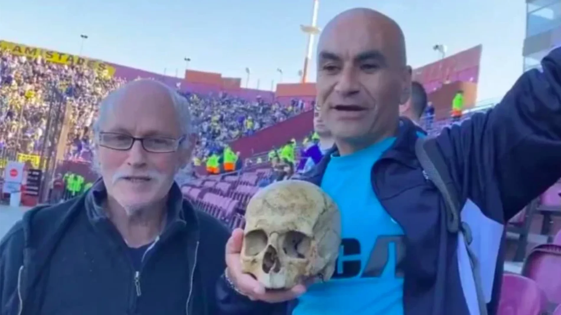 Gabriel Aranda con el cráneo de su abuelo, Valentín Aguilera, en la final de la Sudamericana