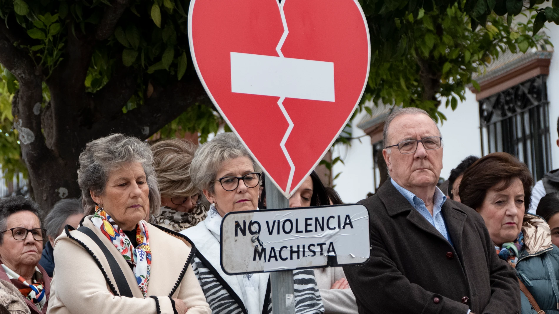 ESTEPA (SEVILLA), 24/11/2024.-Vista del minuto de silencio que se ha guardado en las puertas del Ayuntamiento de Estepa erste domingo, por respeto a la nueva víctima de violencia de género, Celeste. Los minutos han estados presidido por el Subdelegado del Gobierno, Francisco Toscano y el alcalde de la localidad sevillana, Antonio Jesús Muñoz. EFE/David Arjona
