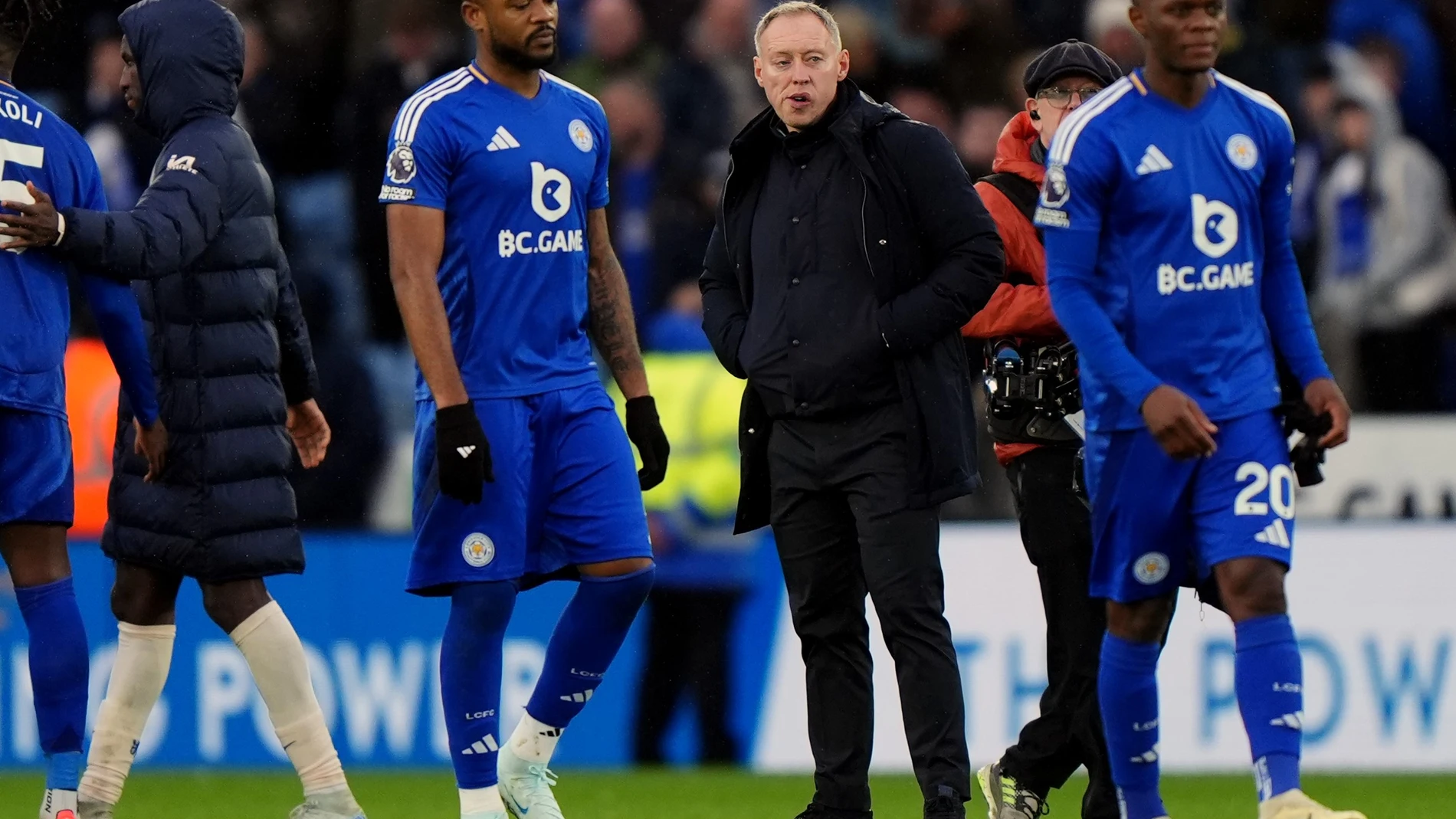 23 November 2024, United Kingdom, Leicester: Leicester City manager Steve Cooper looks dejected following the English Premier League soccer match between Leicester City and Chelsea at the King Power Stadium. Photo: Bradley Collyer/PA Wire/dpa 23/11/2024 ONLY FOR USE IN SPAIN
