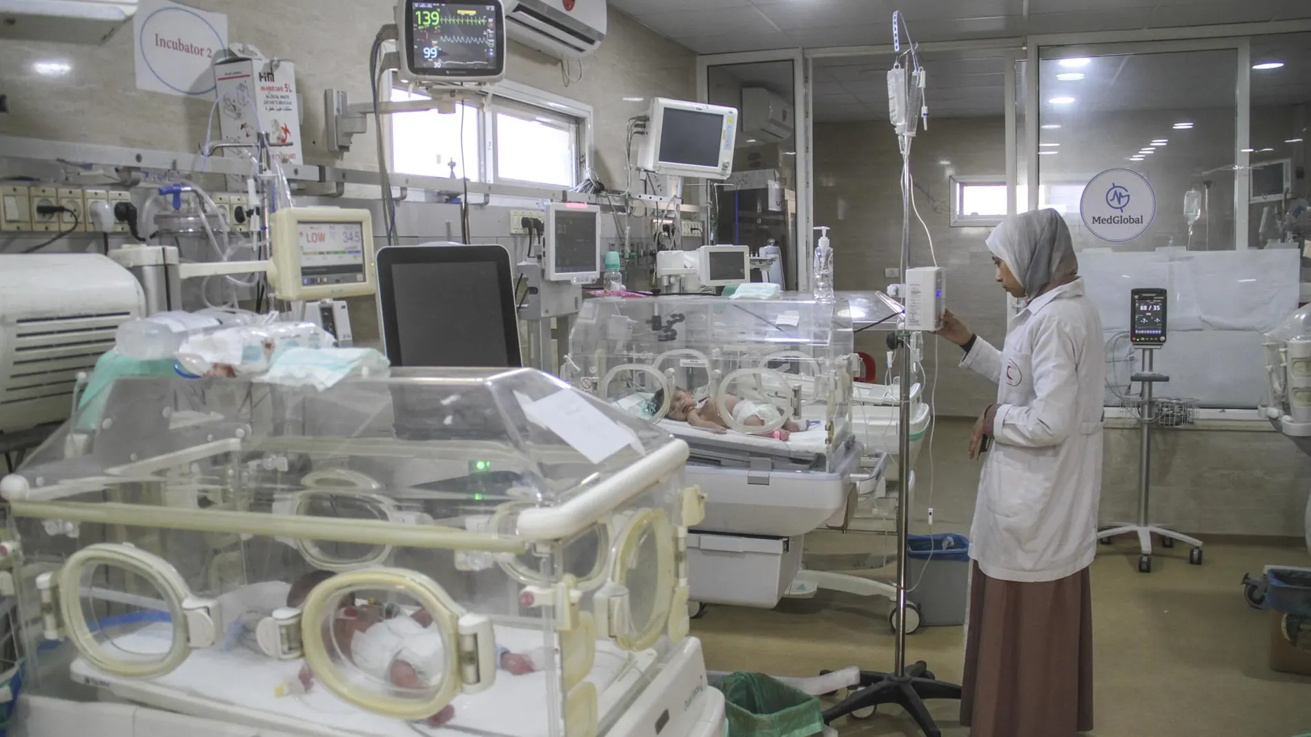 O.Próximo.- El director del hospital gazatí Kamal Adwan denuncia que ha resultado herido por metralla israelí