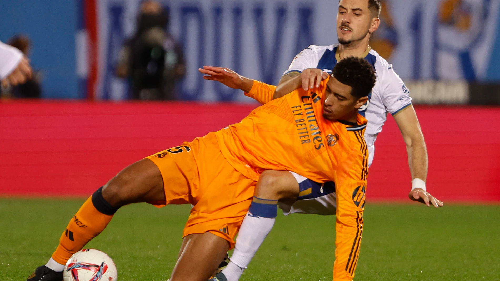 LEGANÉS (MADRID), 24/11/2024.- El centrocampista inglés del Real Madrid, Jude Bellingham (i), protege el balón ante el defensa del Leganés, Javi Hernández, durante el encuentro correspondiente a la jornada 14 de Laliga EA Sports disputado hoy domingo Leganés y Real Madrid en el estadio de Butarque, en Leganés. EFE / Sergio Pérez.
