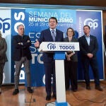 El presidente del PPCyL y de la Junta, Alfonso Fernández Mañueco, la vicesecretaria general del PP; Cuca Gamarra, el vicesecretario de Coordinación Autonómica y Local del PP, Elías Bendodo, presenta, junto al presidente del PP de Burgos, Borja Suárez, y la alcaldesa de Burgos, Cristina Ayala, la Semana del Municipalismo