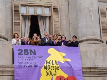 25N.- Barcelona cuelga una pancarta en el Ayuntamiento para reivindicar un espacio público seguro