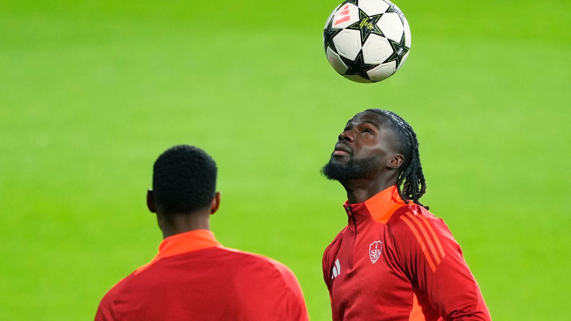 -FOTODELDÍA- . BARCELONA, 25/11/2024.-El delantero bissauguineano del Brest, Mama Baldé (d), durante el entrenamiento que ha realiza el equipo francés para preparar el partido de la 5ª jornada de la Liga de Campeones que disputarán mañana ante el FC Barcelona en el Estadio Olímpico Lluís Companys .EFE/ Alejandro García
