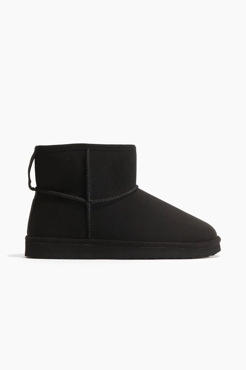 Botas en negro.