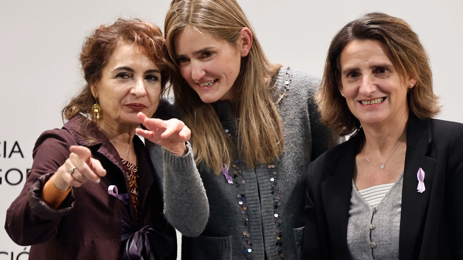 MADRID (ESPAÑA), 25/11/2024.- La nueva vicepresidenta tercera y ministra Transición Ecológica y Reto Demográfico, Sara Aagesen (c) junto con su predecesora de Teresa Ribera (d) y la ministra de Hacienda, María Jesús Montero (i) durante el acto de toma de posesión en el Ministerio de Transición Ecológica en Madrid este lunes. EFE/ Sergio Pérez