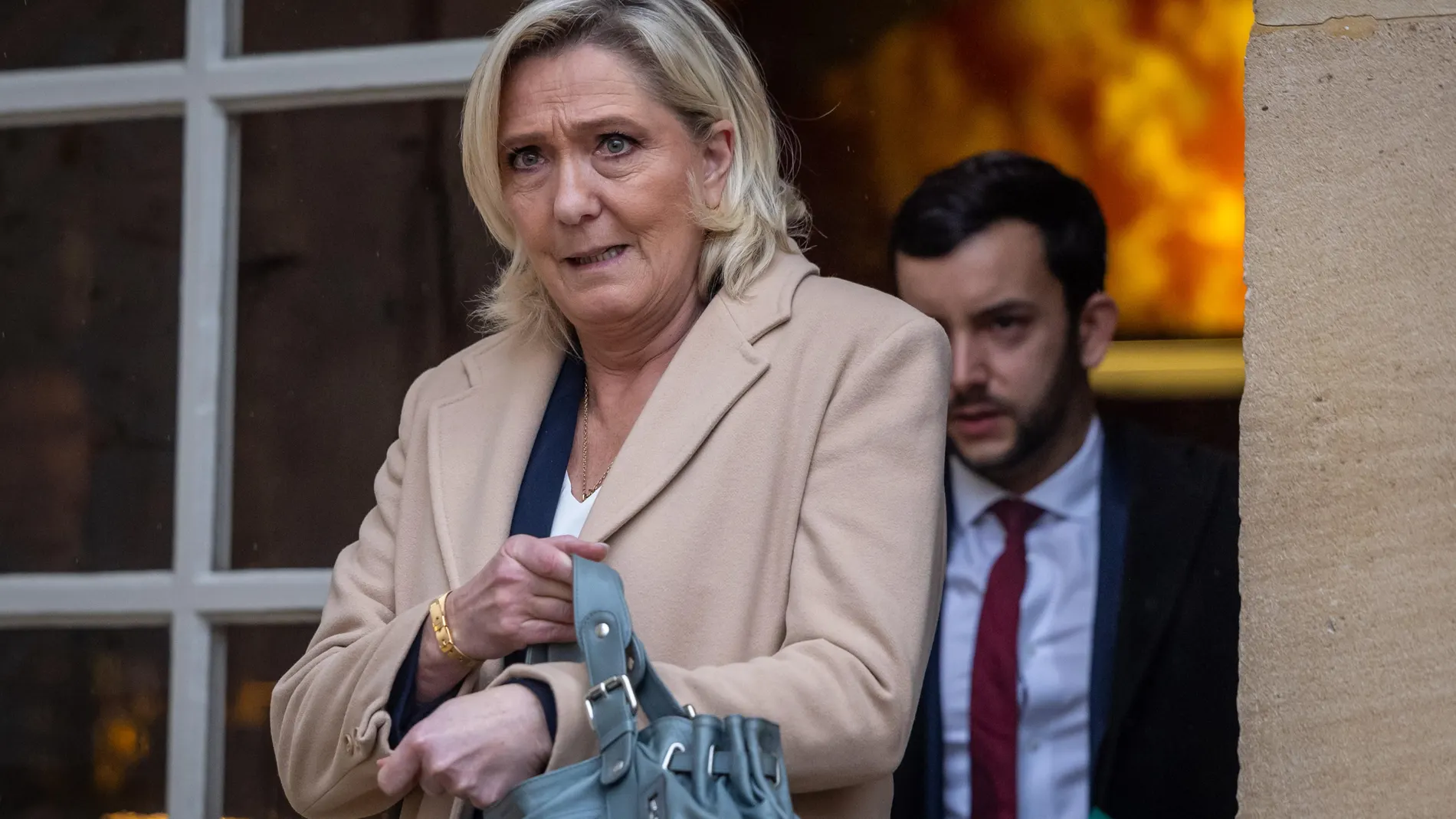 Paris (France), 25/11/2024.- French member of parliament and leader of the Rassemblement National far-right party Marine Le Pen leaves after a meeting with French Prime Minister Michel Barnier (not pictured) at Matignon in Paris, France, 25 November 2024. The French Prime Minister is holding meetings with parliament group leaders. (Francia) EFE/EPA/CHRISTOPHE PETIT TESSON