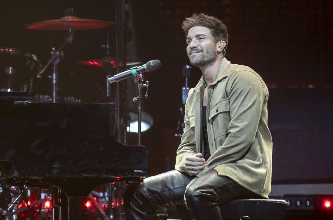 Raphael y Pablo Alborán, sus mensajes a las víctimas de la DANA en el multitudinario concierto 'Música desde el corazón'