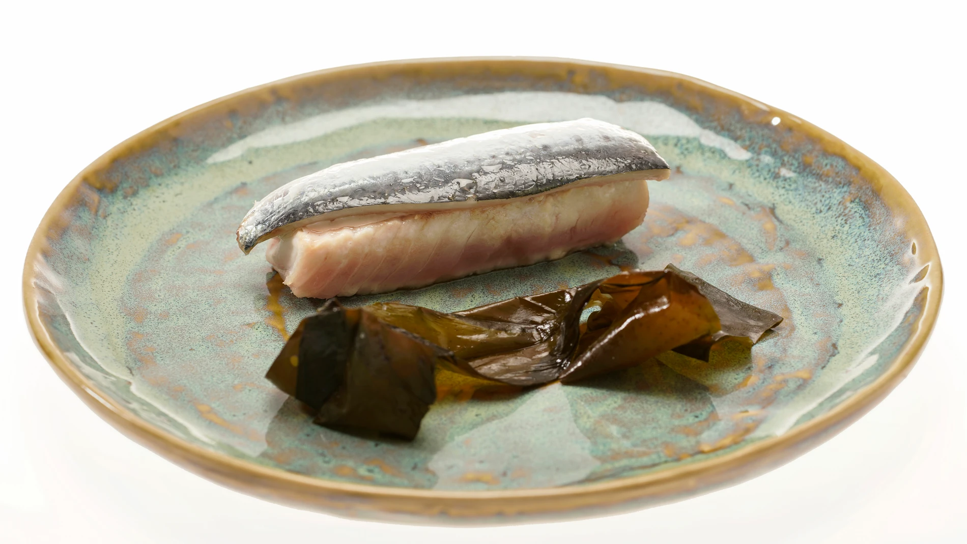 Plato Casa Marcial, ventresca de bonito a la brasa anchoa y piel de sardina, Nacho Manzano