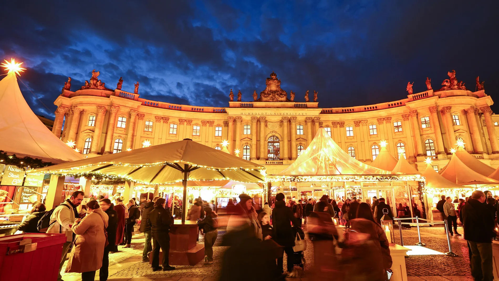 Berlin (Germany), 25/11/2024.- People visit the Christmas market at Bebelplatz (Bebel Square) in Berlin, Germany, 25 November 2024. There are dozens of Christmas markets in the German capital which open around the end of November. (Alemania) EFE/EPA/FILIP SINGER