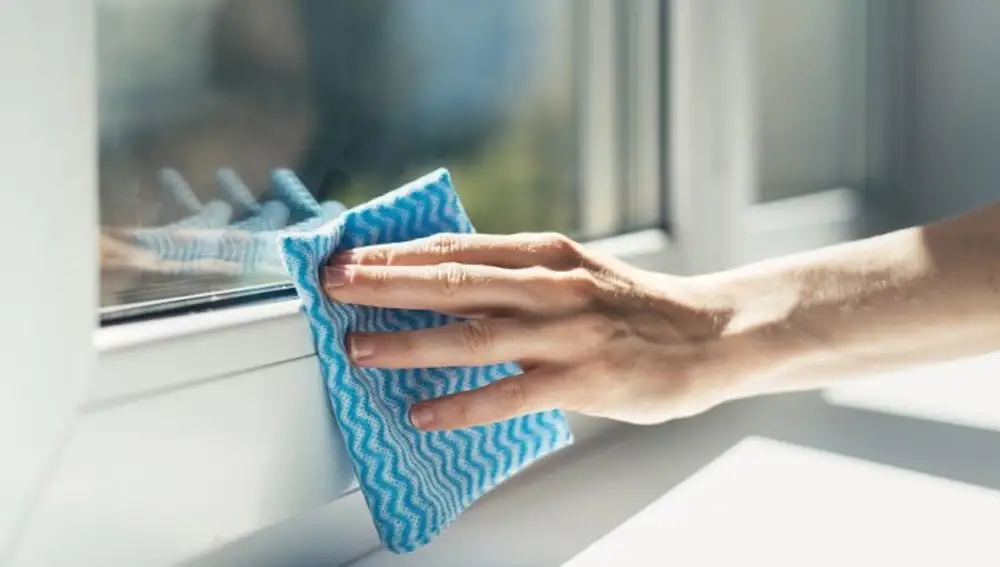 El truco viral para tener las ventanas siempre limpias y sin marcas: solo tienes que agregar esto al agua