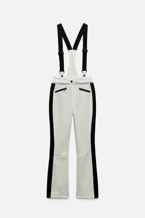 Pantalones con tirantes.
