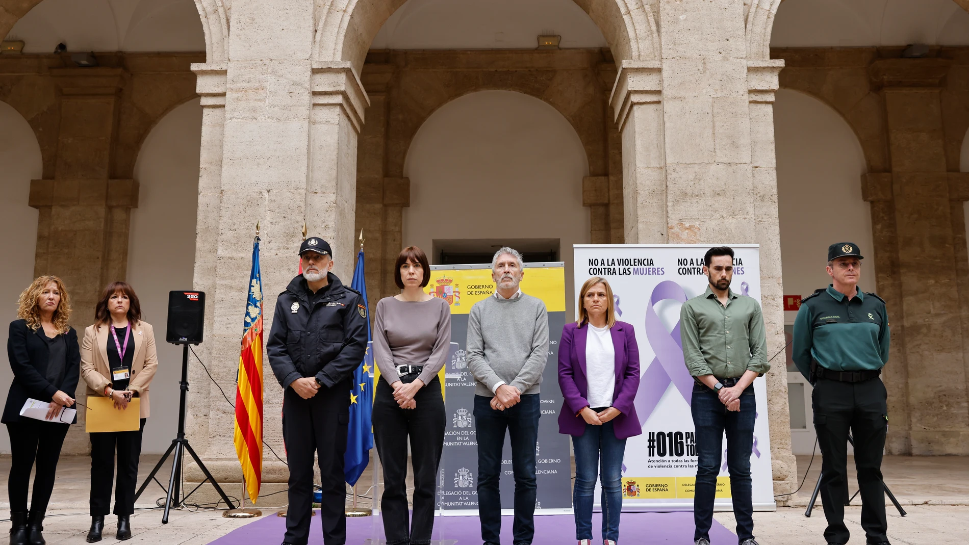 La delegada del Gobierno en Valencia, Pilar Bernabé (3d), la ministra de Ciencia y secretaria general del PSPV-PSOE, Diana Morant (2i), y el ministro del Interior, Fernando Grande-Marlaska (c), asisten al acto institucional "Ninguna silla vacía" que se realiza con motivo del Día Internacional de Lucha por la Eliminación de la Violencia contra las Mujeres en la delegación del Gobierno en la Comunitat Valenciana, en la ciudad de Valencia