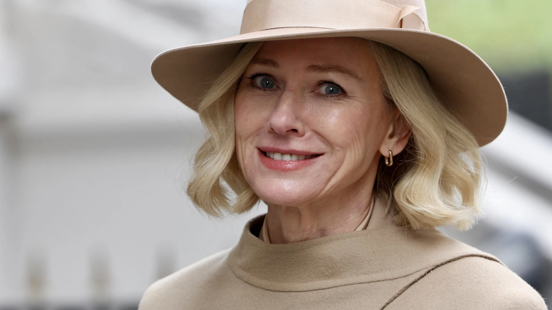 Naomi Watts a sus 56 años con corte bob XS.