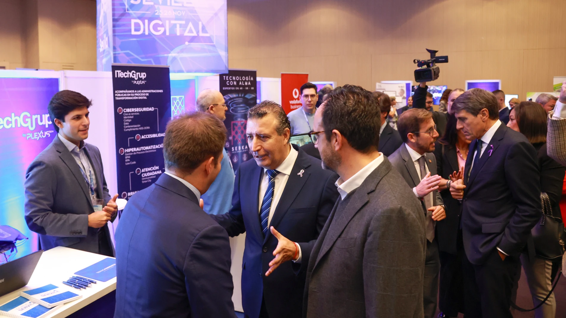 El presidente de la Diputación de Sevilla, Javier Fernández (2d), junto con el Secretario de Estado de Telecomunicaciones e Infraestructuras Digitales, Antonio Hernando (1d), visitan los satnds de la XI edición de la Feria de Innovación y Nuevas Tecnologías. A 25 de noviembre de 2024, en Sevilla (Andalucía, España). El presidente de la Diputación de Sevilla, Javier Fernández, ha inaugurado la XI Feria de Innovación y Nuevas Tecnologías, que organiza INPRO, la sociedad informática de la enti...