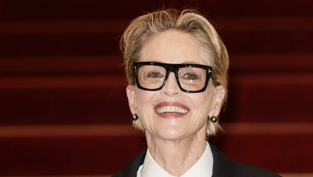 La actriz Sharon Stone a sus 66 años con corte bob xs.