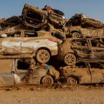 Recogida vehículos destrozados por la dana