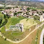 Vista aérea del castillo de Medinaceli que alberga el cementerio de la localidad