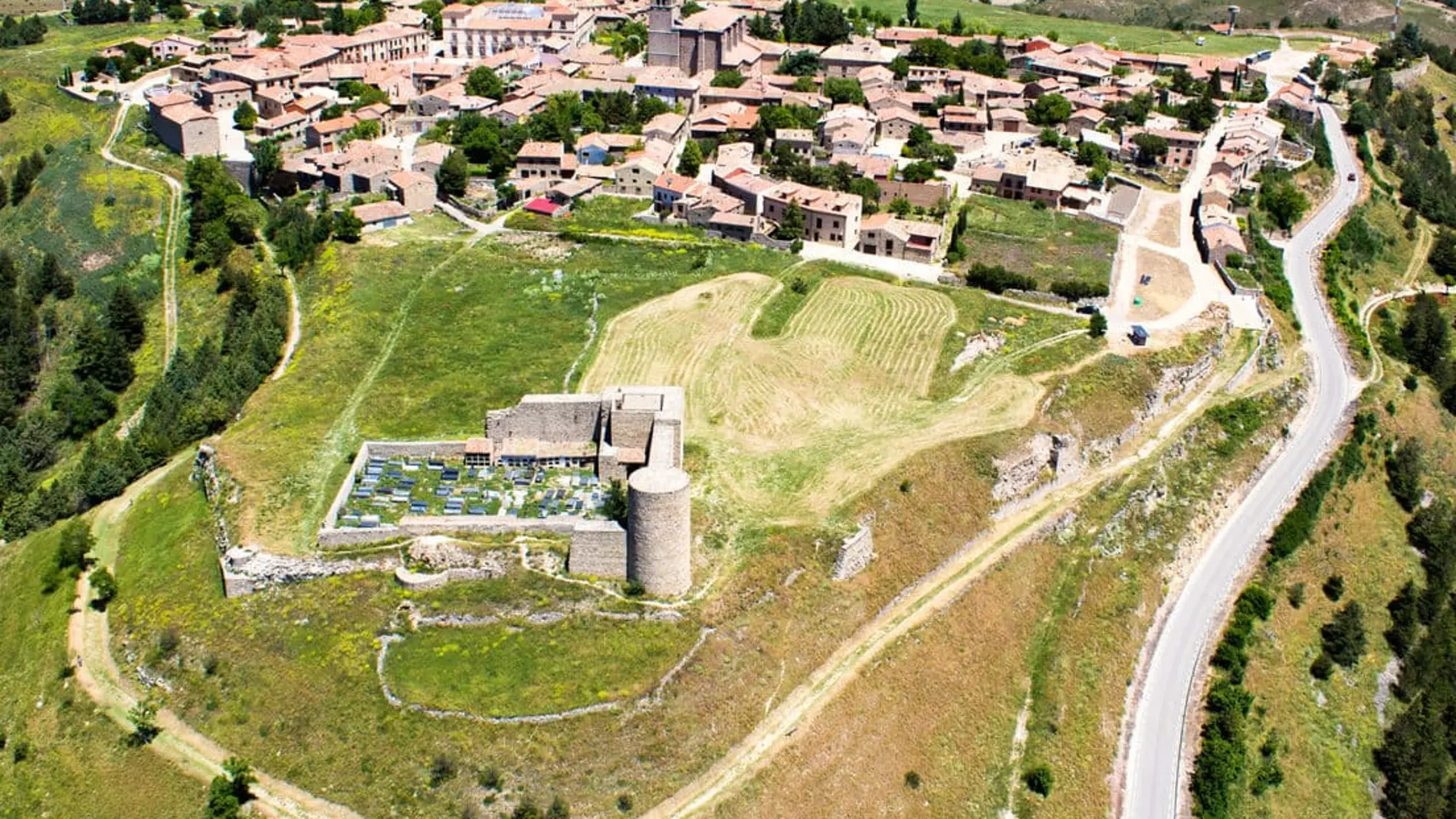 Vista aérea del castillo de Medinaceli que alberga el cementerio de la localidad