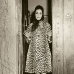 Liz Taylor con abrigo de leopardo en Roma en 1962.