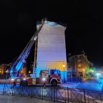 Un camión de bomberos actuando en la caída de una cornisa de Cantabria.