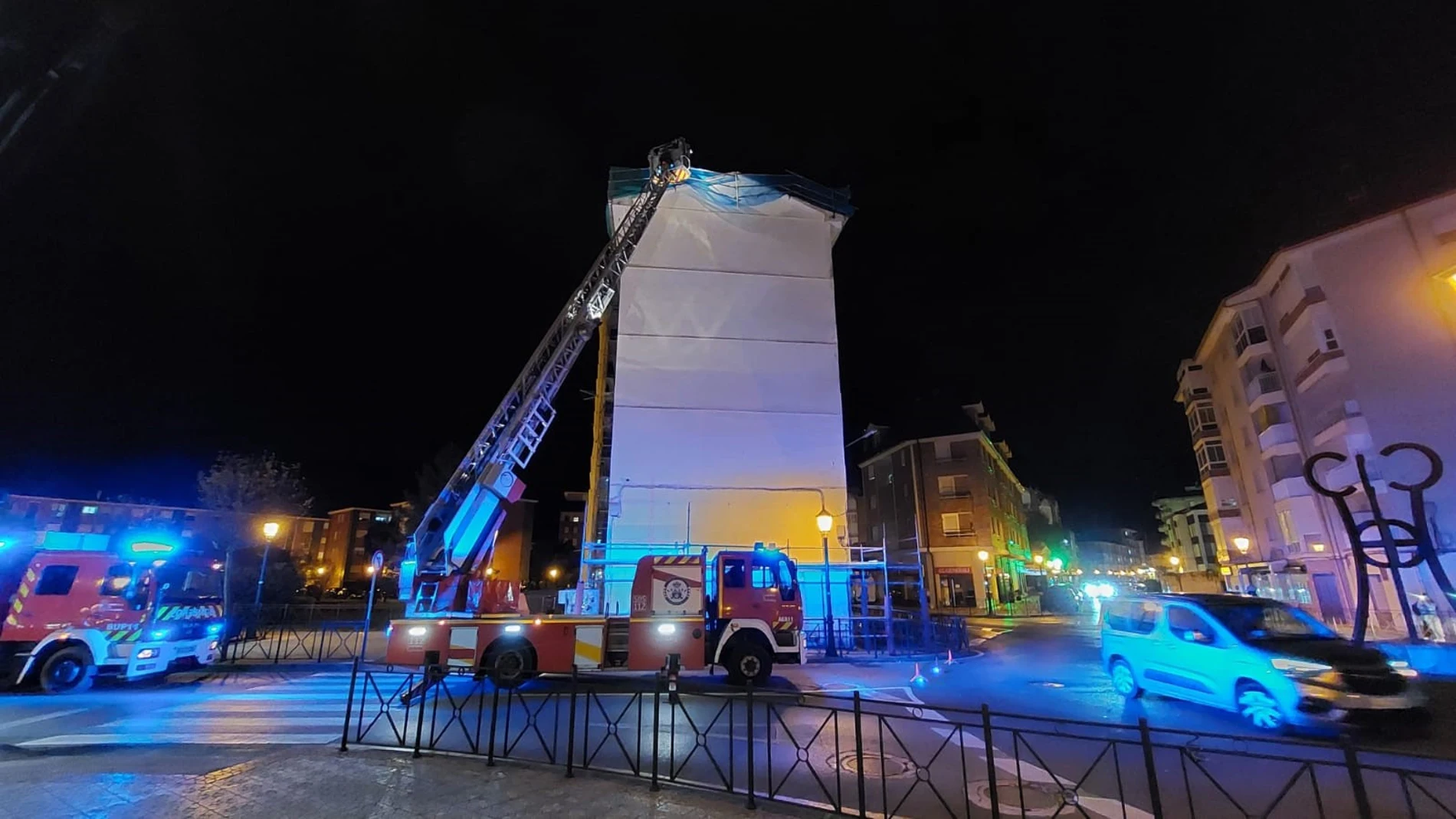 Un camión de bomberos actuando en la caída de una cornisa de Cantabria.