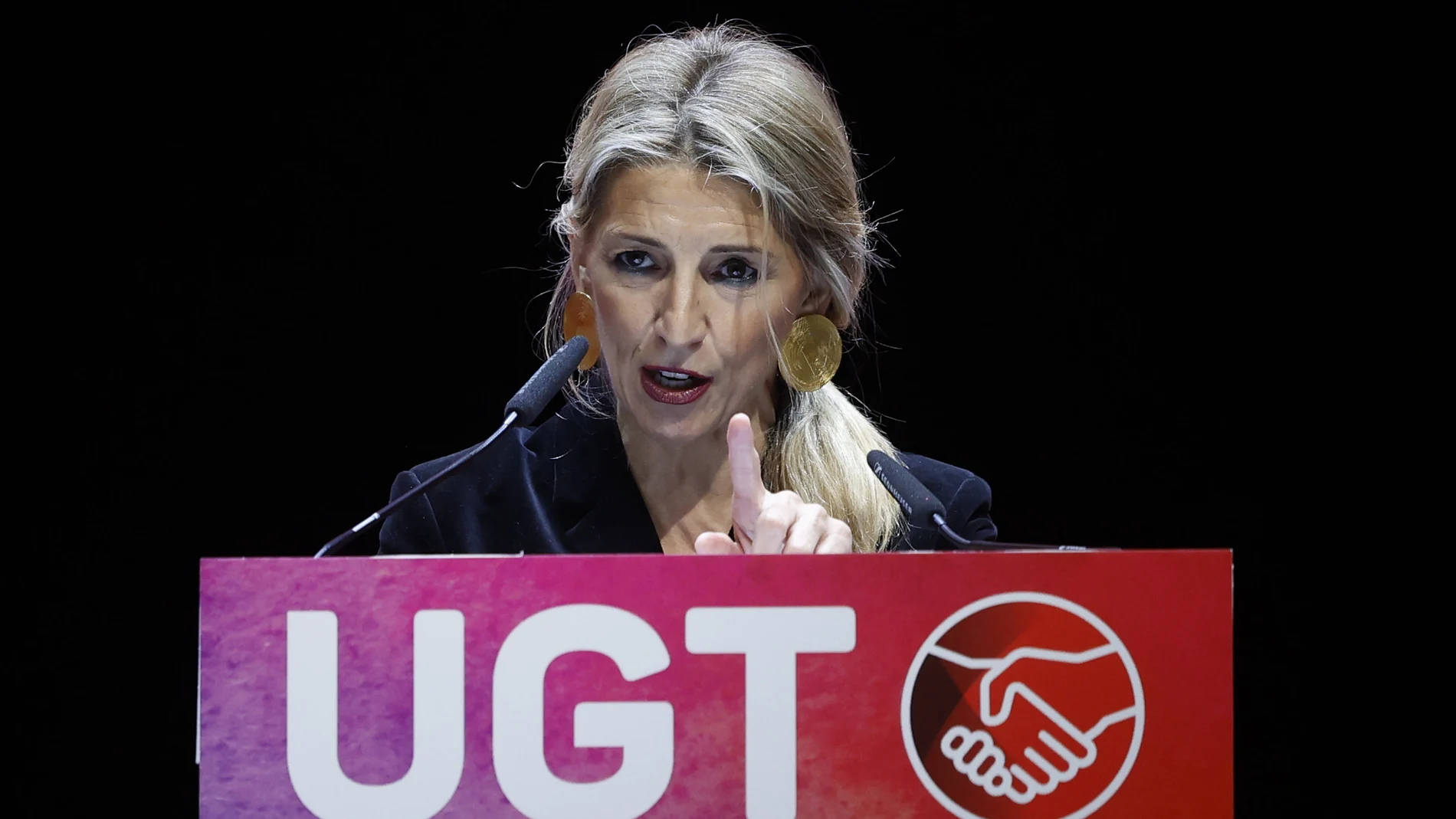 La vicepresidenta segunda y ministra de Trabajo y Economía Social, Yolanda Díaz, interviene durante el 44 Congreso Confederal de UGT, en el Auditorio del Centro de Convenciones Internacionales de Barcelona, a 25 de noviembre de 2024, en Barcelona, Catalunya (España). En el congreso, que se celebrará del 25 al 27 de noviembre, reunirá a unos 1500 sindicalistas que abordarán la reducción de la jornada laboral, el acceso a la vivienda y el salario mínimo interprofesional (SMI), entre otras 25 N...