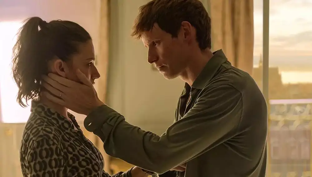 Úrsula Corberó y Eddie Redmayne en la serie "Chacal"