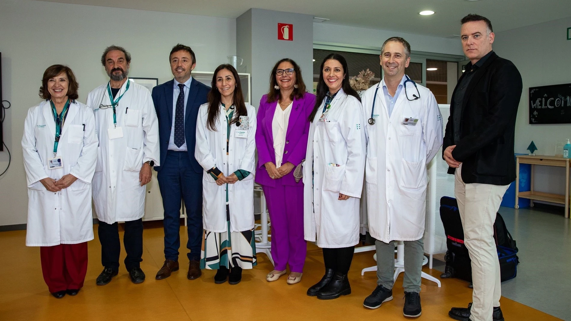 La consellera de Salud, Manuela Garcia, posa con las nuevas incorporaciones al servicio de alergología de Son Espases. REMITIDA / HANDOUT por CAIB Fotografía remitida a medios de comunicación exclusivamente para ilustrar la noticia a la que hace referencia la imagen, y citando la procedencia de la imagen en la firma 25/11/2024