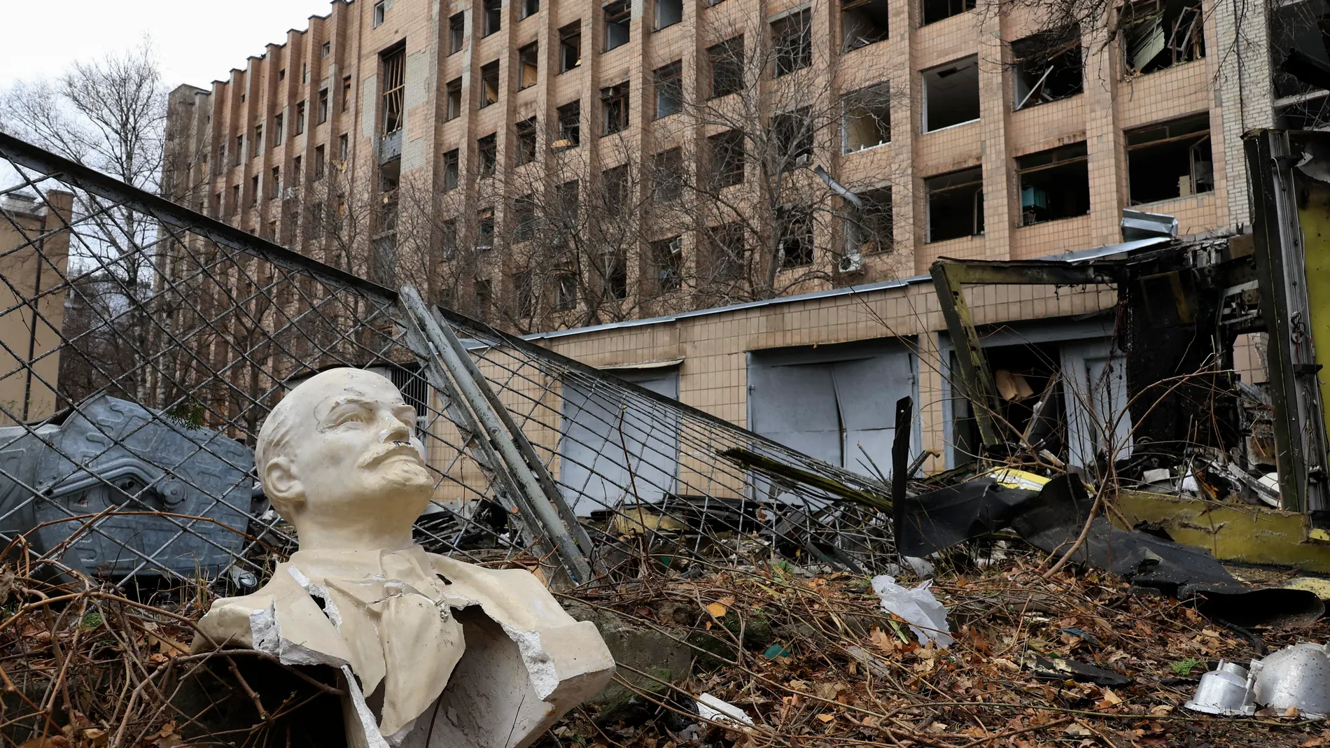 Kharkiv (Ukraine), 25/11/2024.- A damaged bust of former Soviet Union founder Vladimir Lenin among debris at the site of a missile strike that hit central Kharkiv, northeastern Ukraine, 25 November 2024, amid the Russian invasion. At least 23 people were injured as a result of a missile strike that hit Kharkiv on 25 November morning, the State Emergency Service of Ukraine (SESU) reported. Russian troops launched 145 'shock' drones across Ukraine overnight and several ballistic missiles to Ode...
