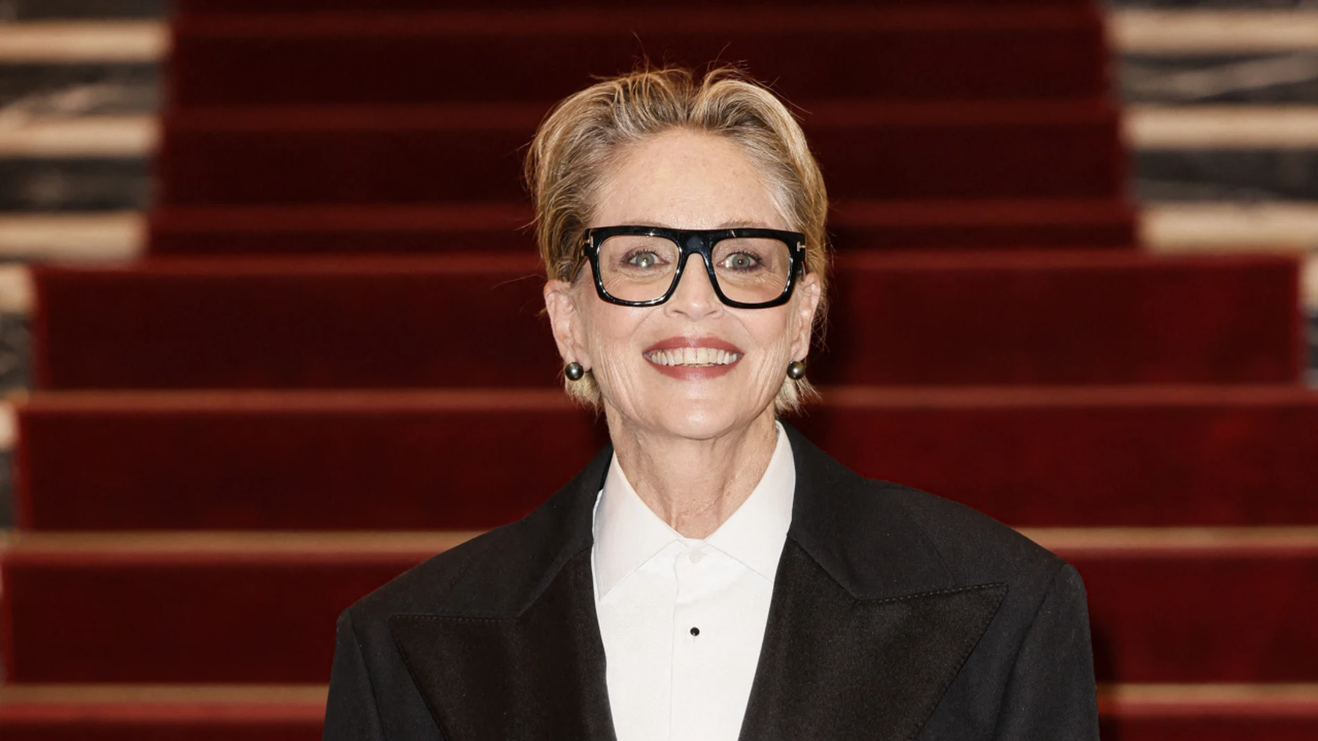 La actriz Sharon Stone a sus 66 años con corte bob XS.