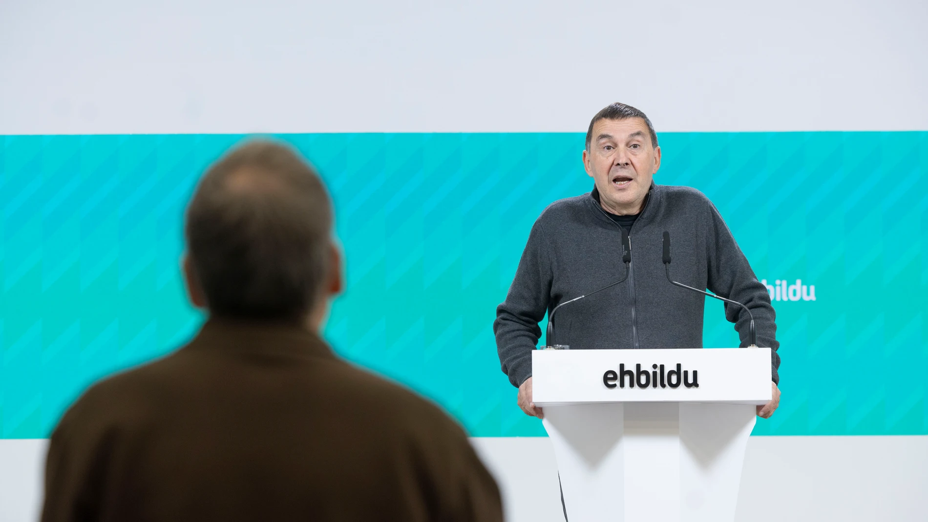 SAN SEBASTIÁN, 25/11/2024.- El coordinador general de EH Bildu, Arnaldo Otegi, ha comparecido este lunes en San Sebastián ante los medios de comunicación durante un receso de la reunión de la Mesa Política de su formación. EFE/Javier Etxezarreta