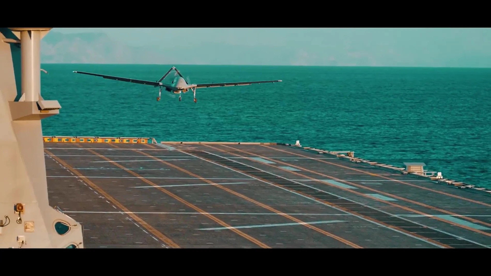 El dron turco Bayraktar BT3 aterrizando en el portaaviones TCG Anadolu