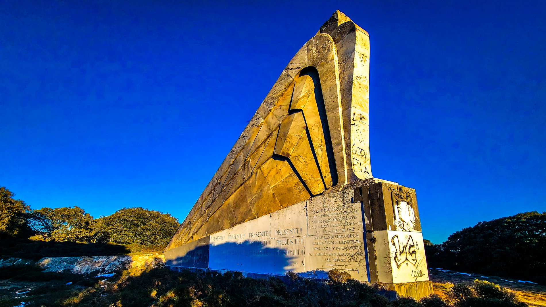 Las pintadas acentúan el deterioro del monumento